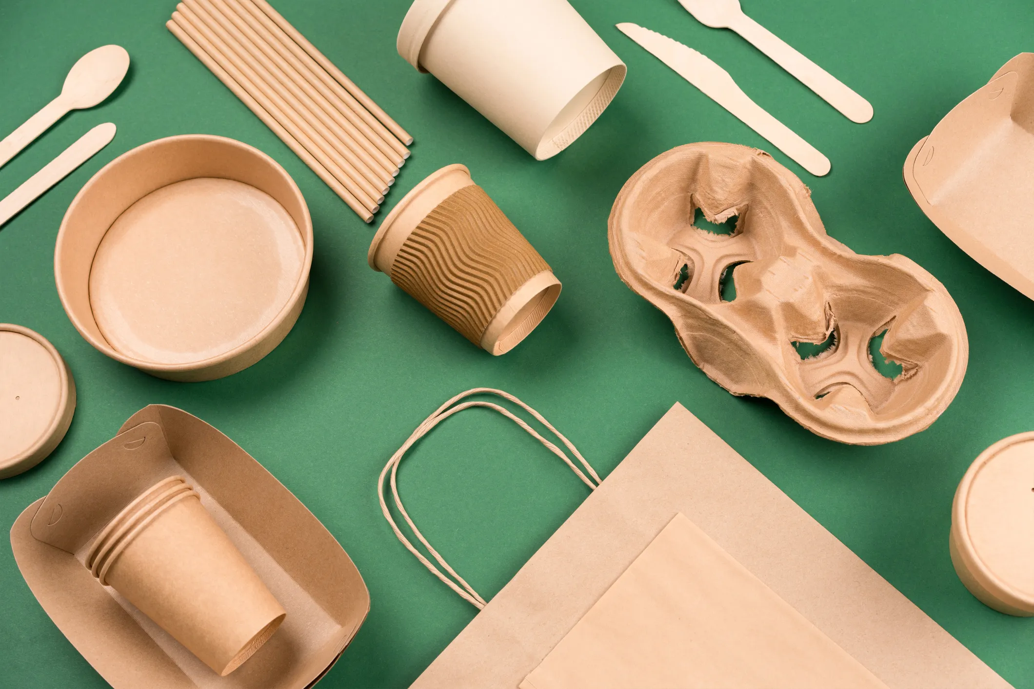 paperutensilsongreenbackgroundPapercupsandcontainerswoodencutleryStreetfoodpaperpackagingrecyclablep