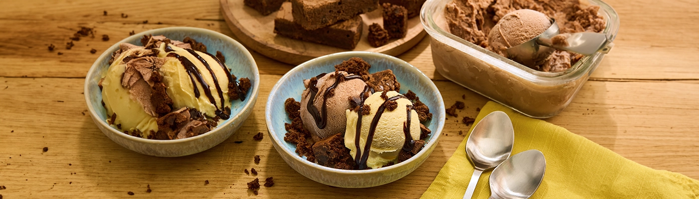 tablescape of ice cream sundaes